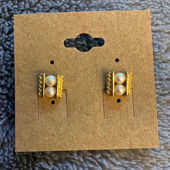 Jewelry - Vintage gold and faux pearl earrings